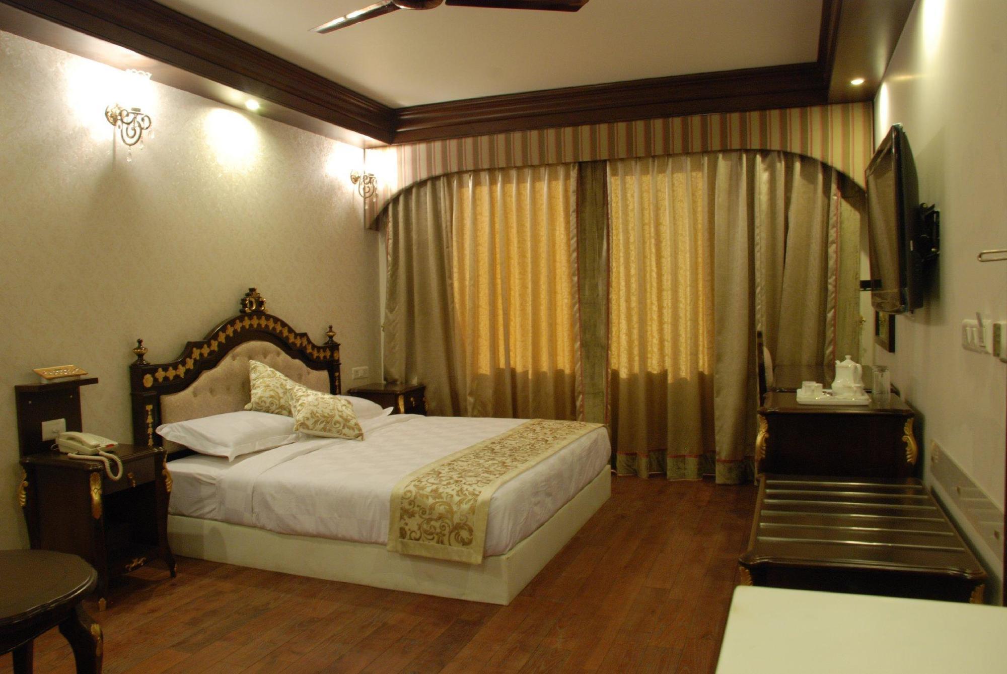 Treebo Tryst Royce New Friends Colony Hotell New Delhi Exteriör bild