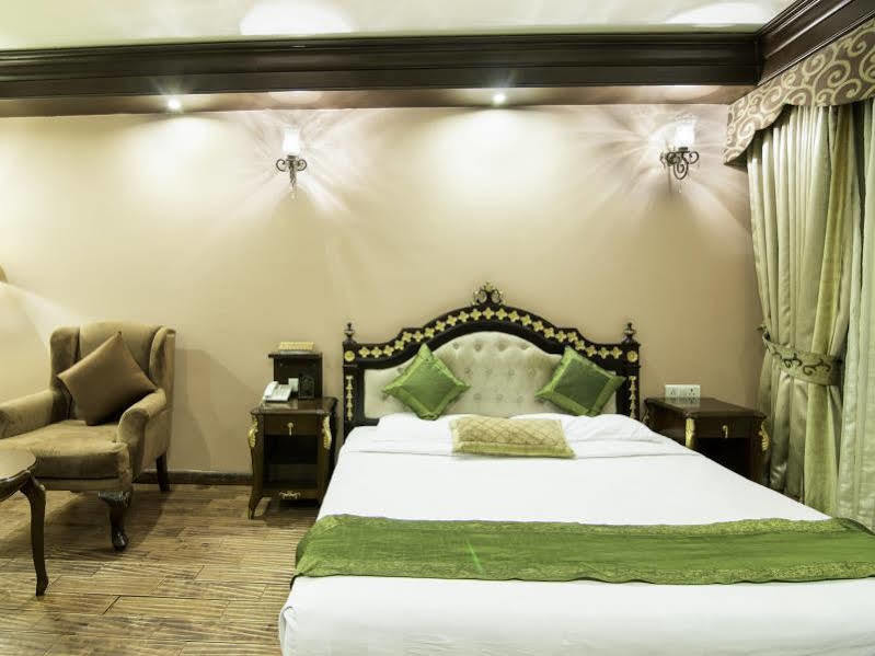 Treebo Tryst Royce New Friends Colony Hotell New Delhi Exteriör bild