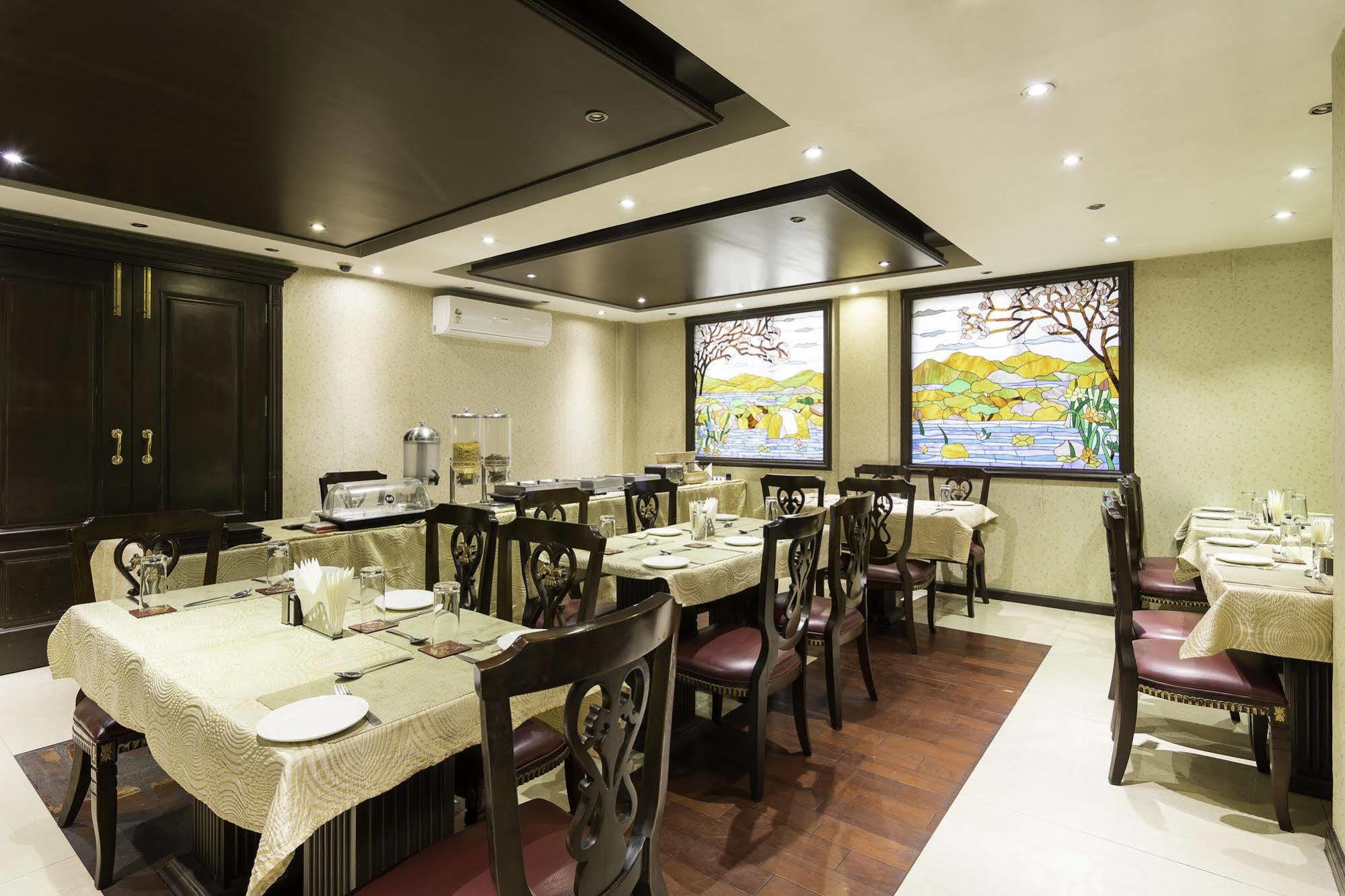 Treebo Tryst Royce New Friends Colony Hotell New Delhi Exteriör bild