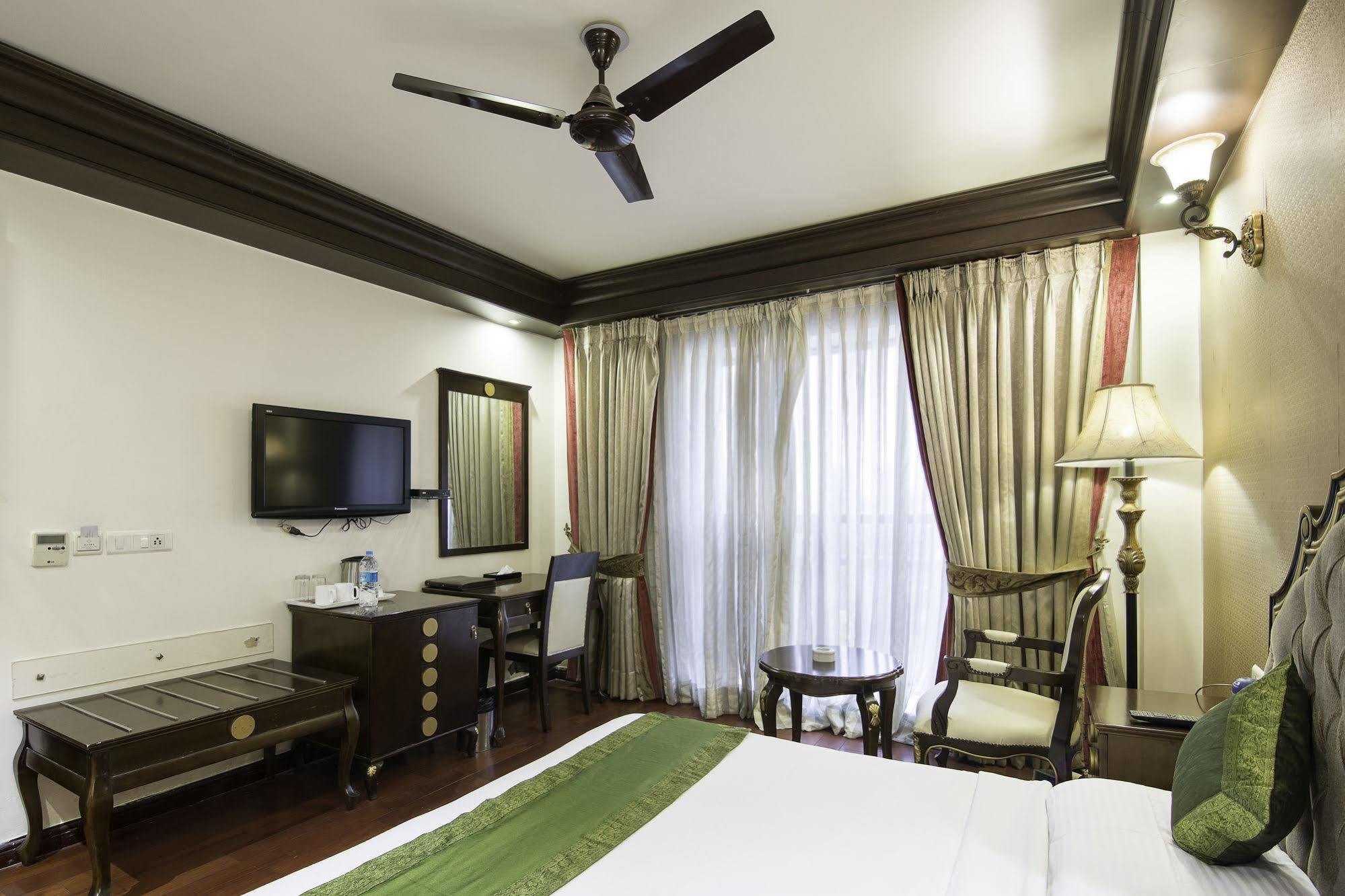 Treebo Tryst Royce New Friends Colony Hotell New Delhi Exteriör bild
