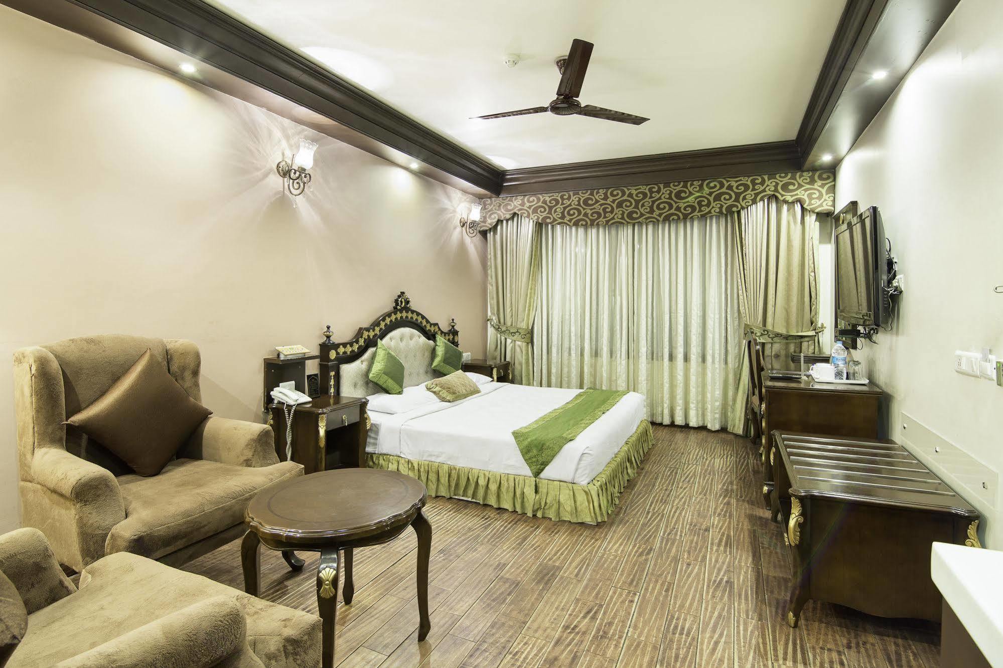 Treebo Tryst Royce New Friends Colony Hotell New Delhi Exteriör bild