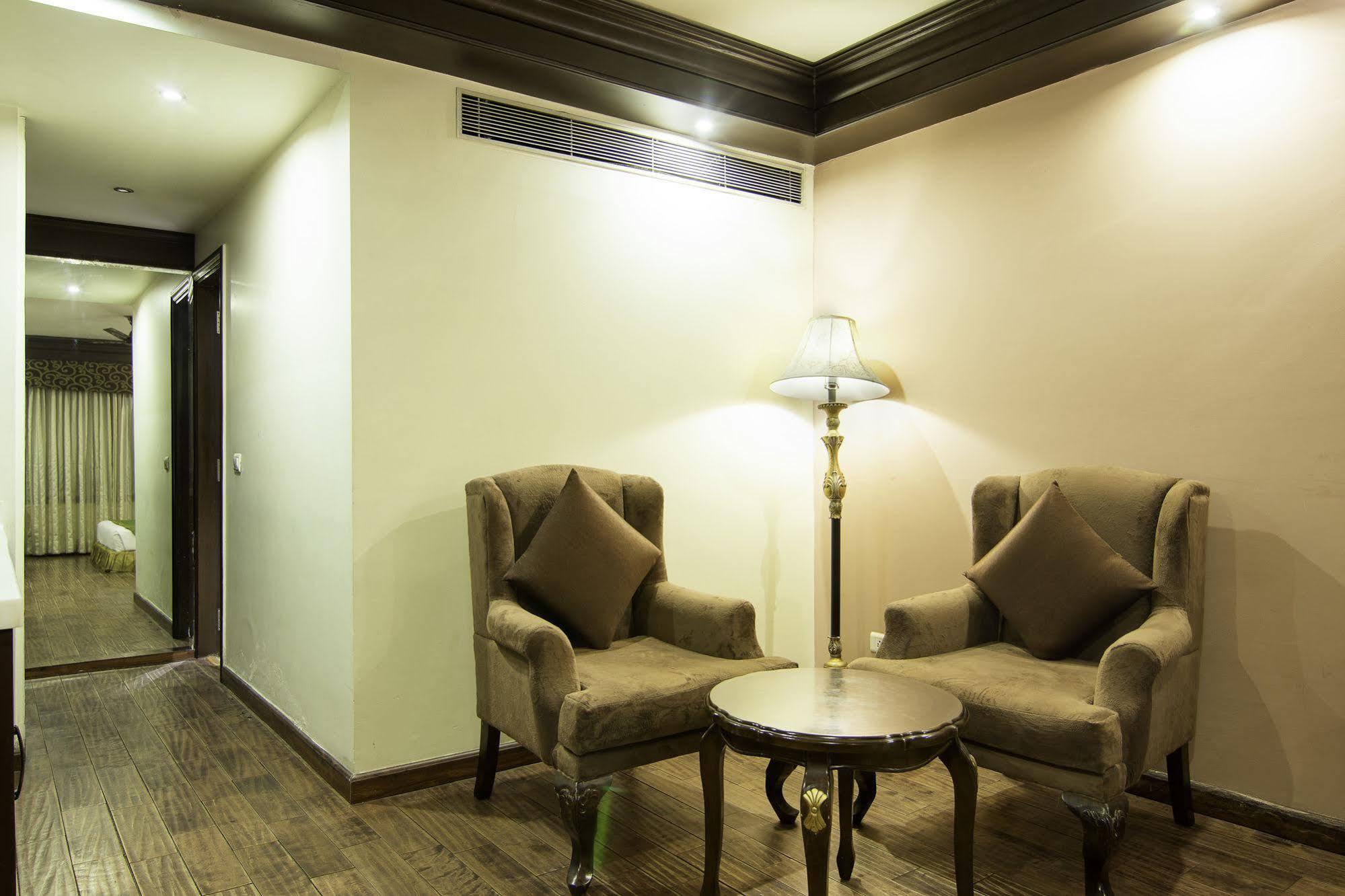 Treebo Tryst Royce New Friends Colony Hotell New Delhi Exteriör bild