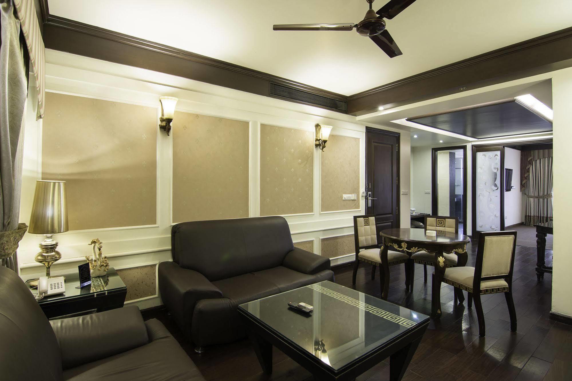 Treebo Tryst Royce New Friends Colony Hotell New Delhi Exteriör bild