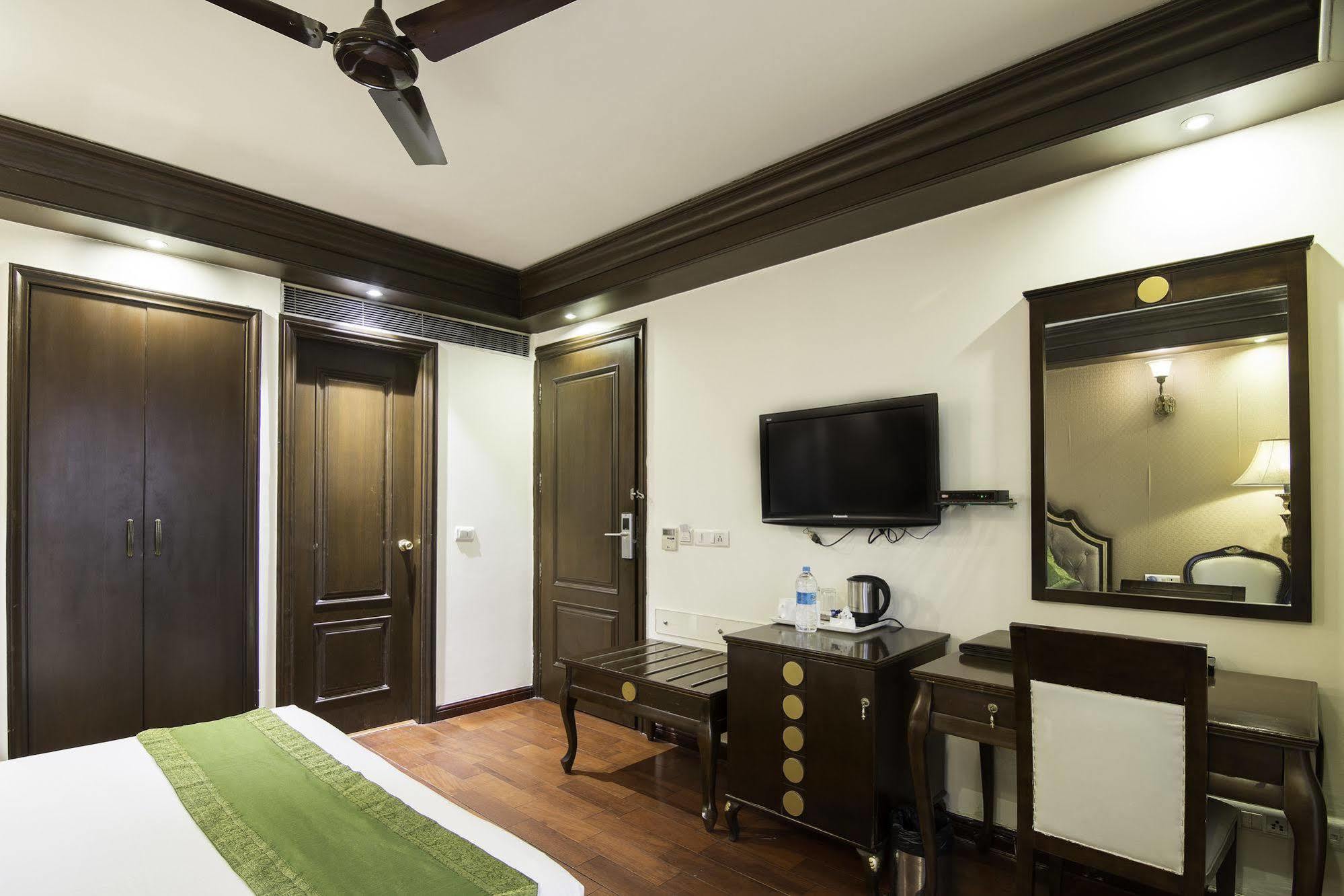 Treebo Tryst Royce New Friends Colony Hotell New Delhi Exteriör bild