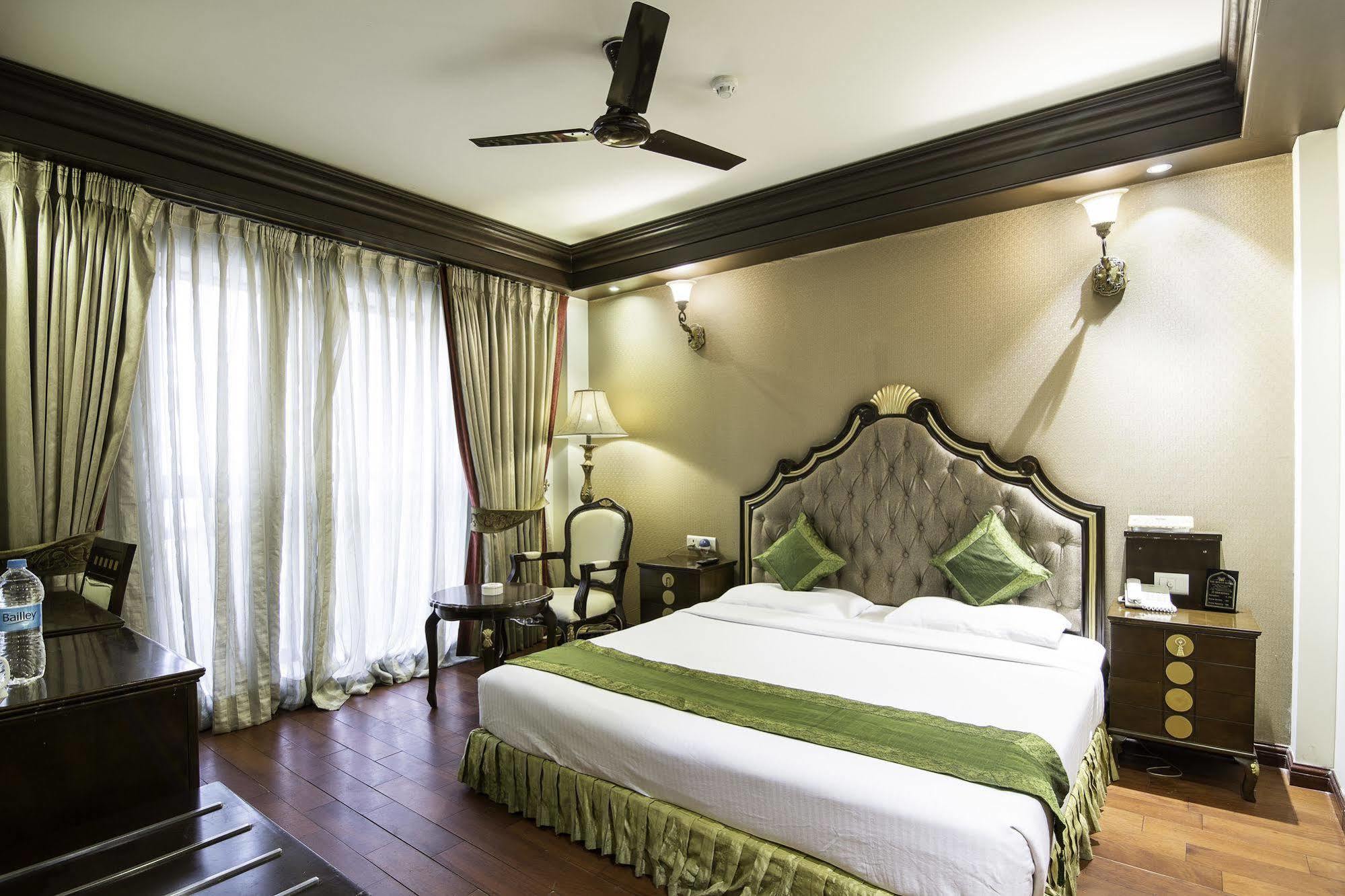 Treebo Tryst Royce New Friends Colony Hotell New Delhi Exteriör bild