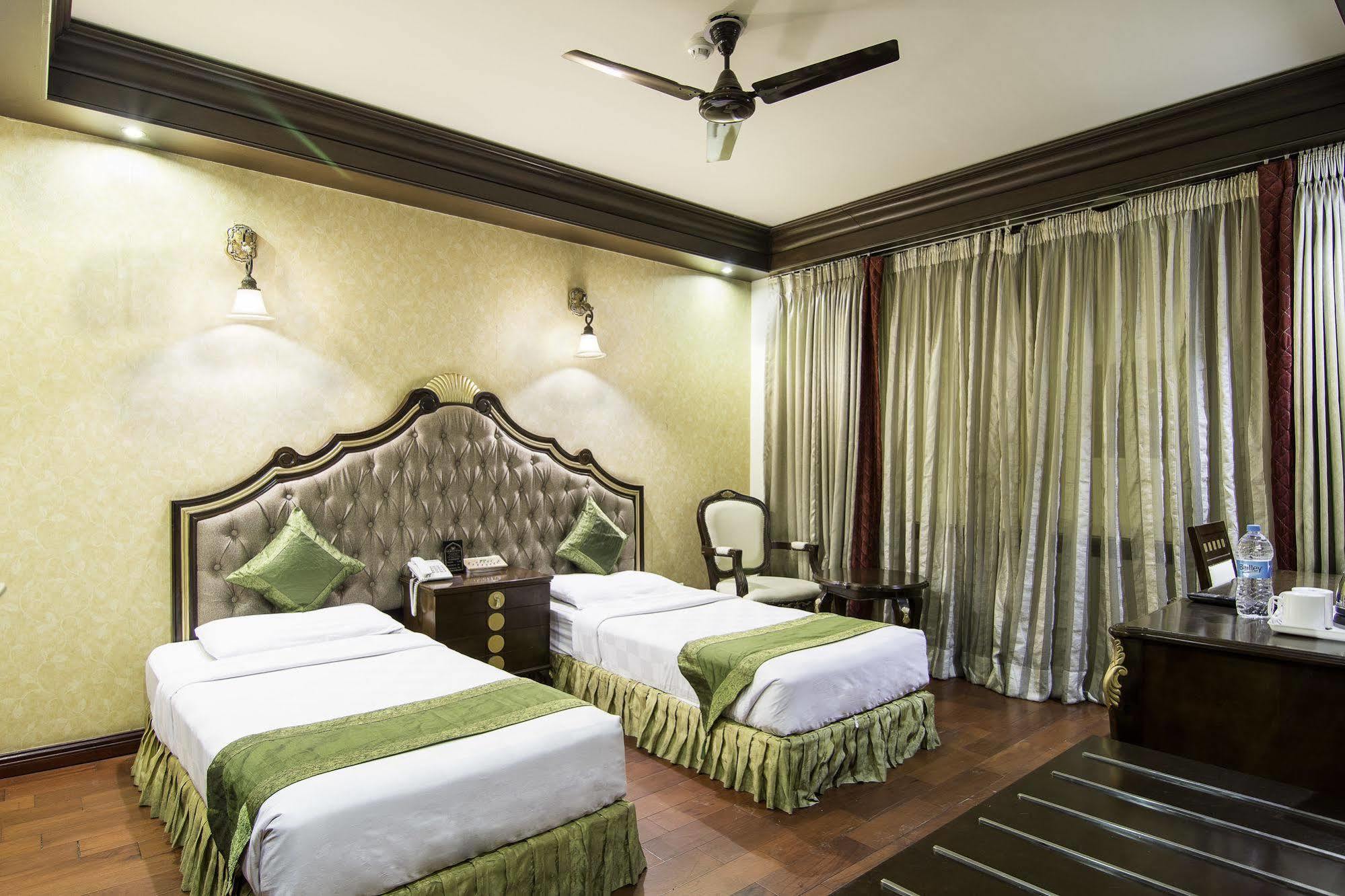 Treebo Tryst Royce New Friends Colony Hotell New Delhi Exteriör bild