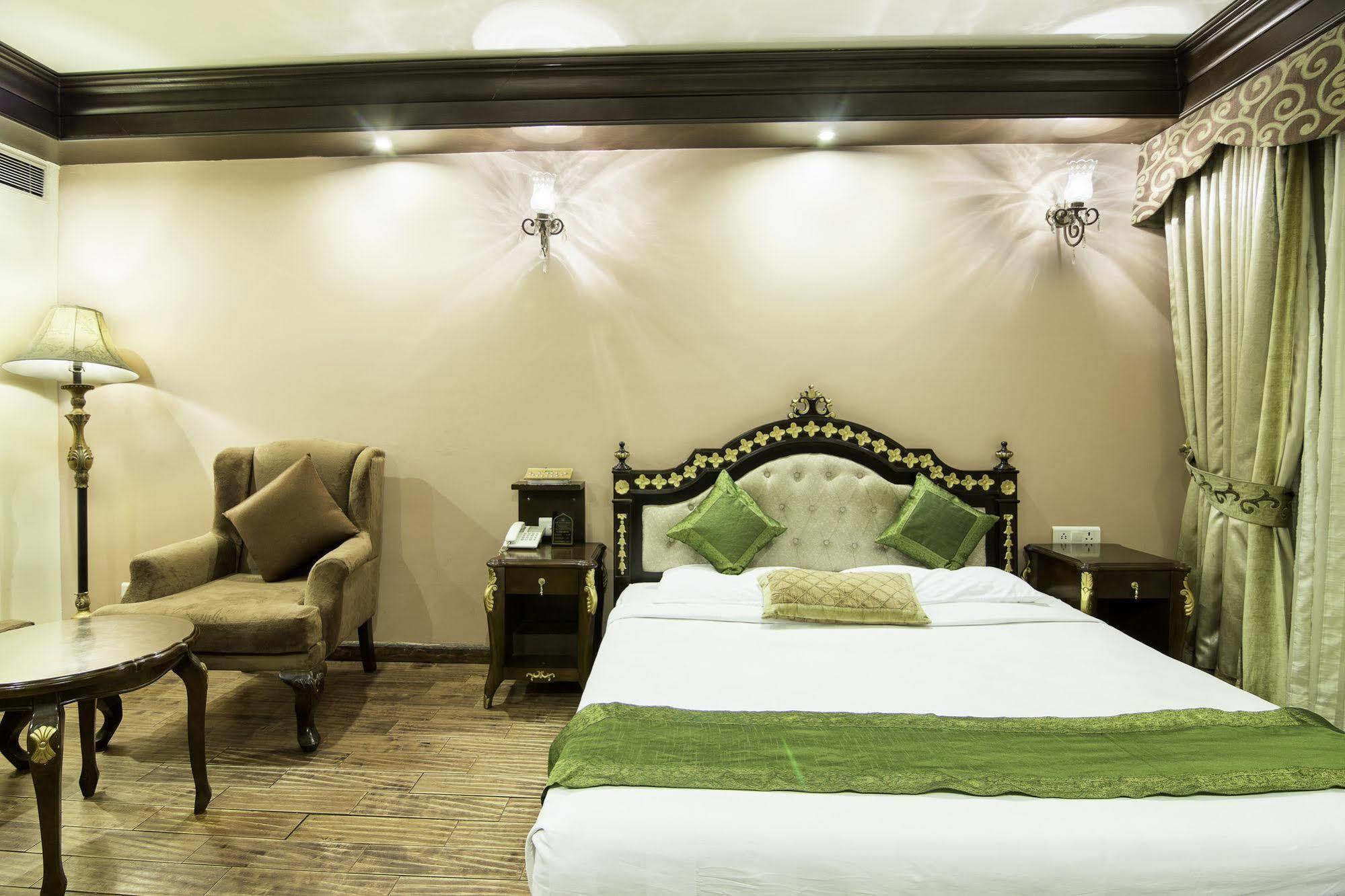Treebo Tryst Royce New Friends Colony Hotell New Delhi Exteriör bild