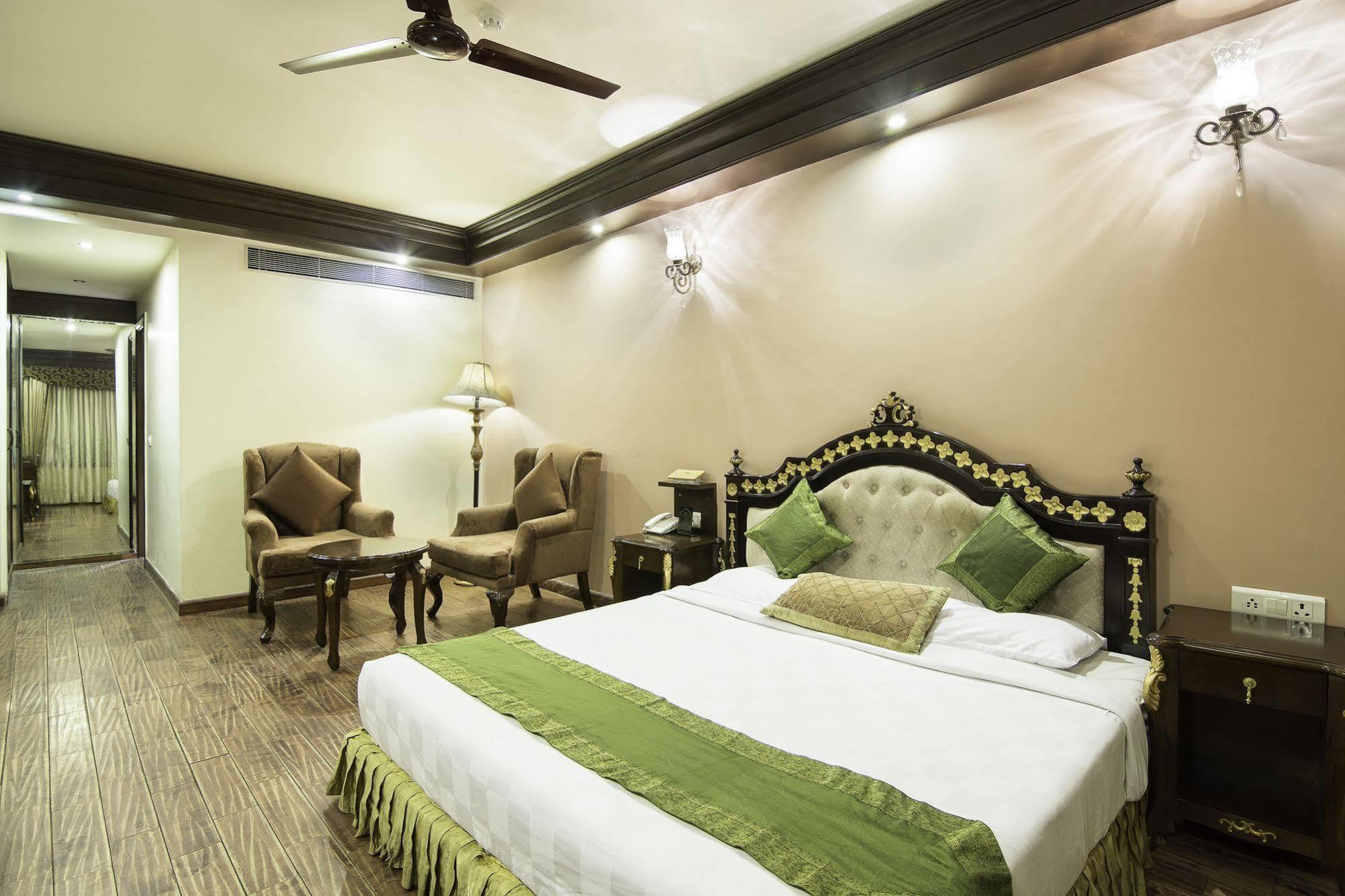 Treebo Tryst Royce New Friends Colony Hotell New Delhi Exteriör bild