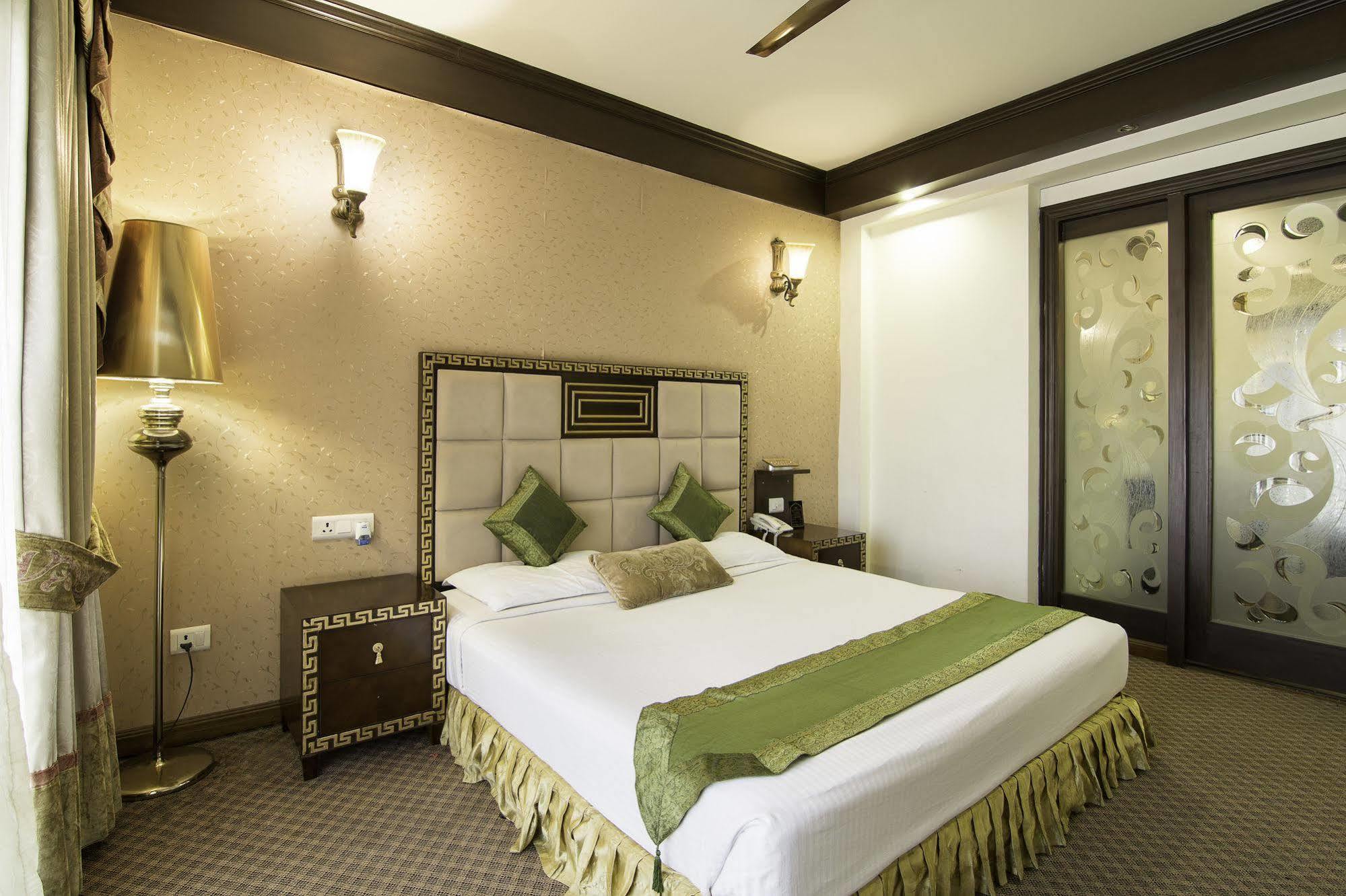 Treebo Tryst Royce New Friends Colony Hotell New Delhi Exteriör bild
