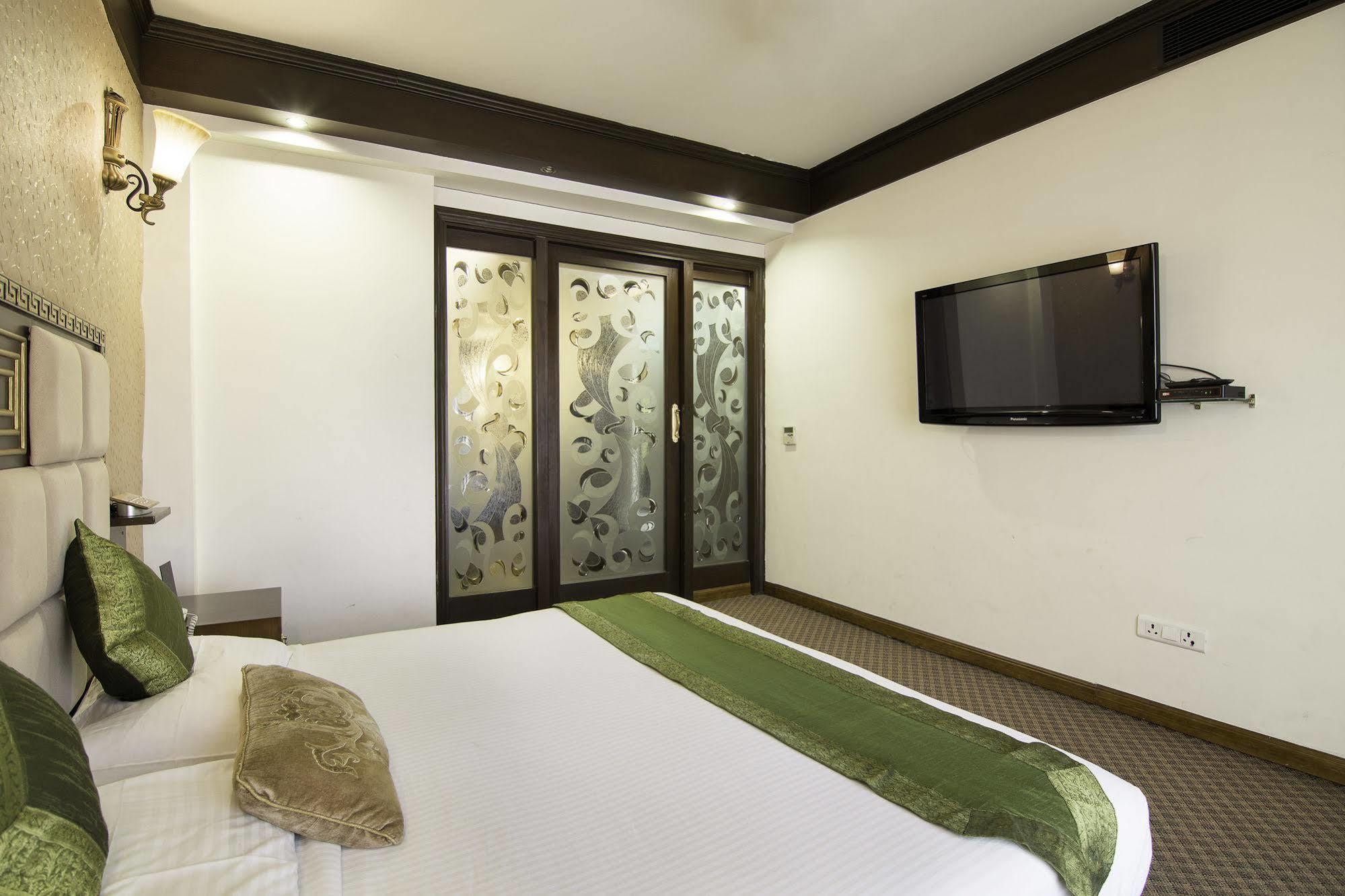 Treebo Tryst Royce New Friends Colony Hotell New Delhi Exteriör bild