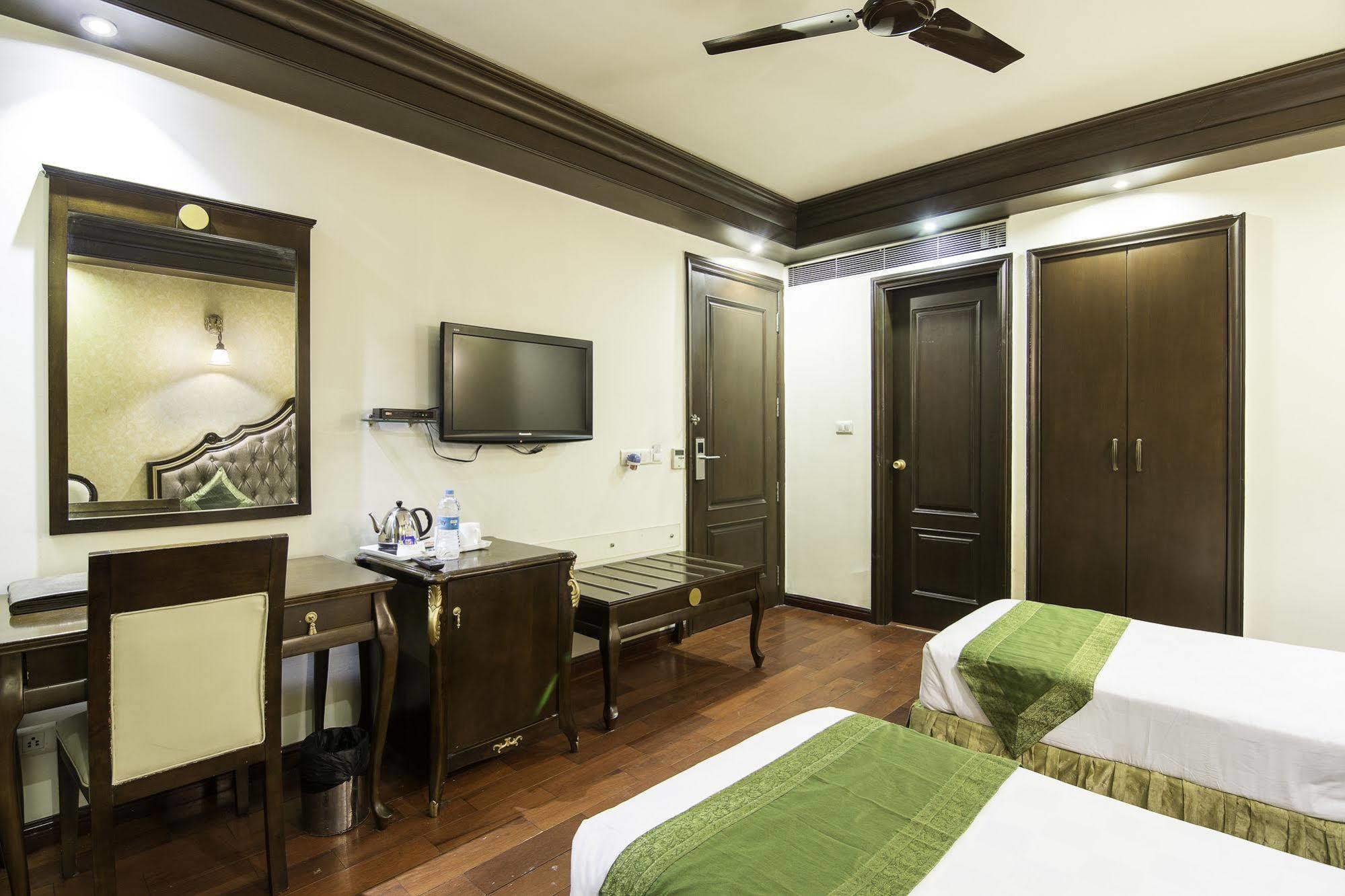 Treebo Tryst Royce New Friends Colony Hotell New Delhi Exteriör bild