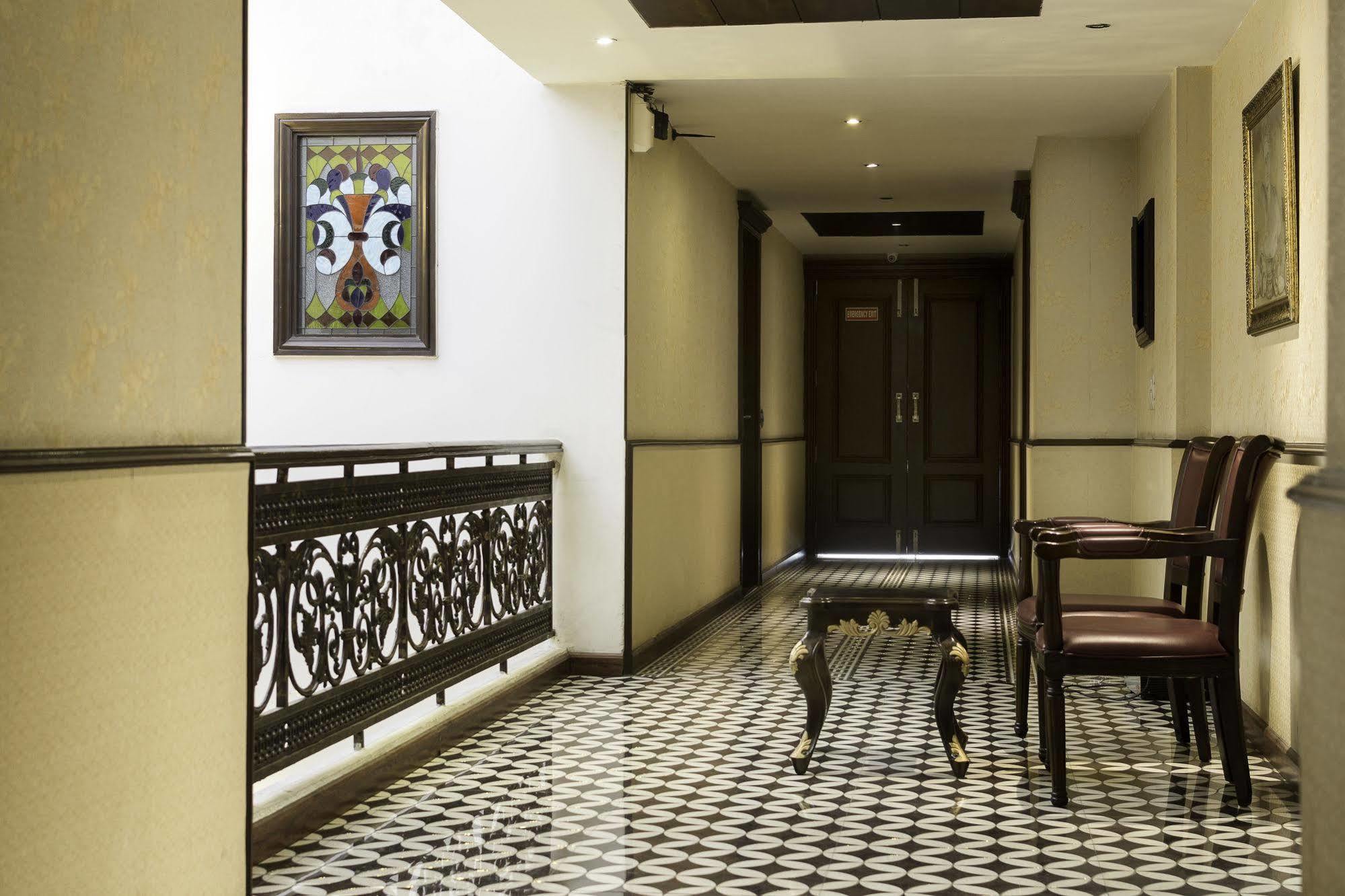 Treebo Tryst Royce New Friends Colony Hotell New Delhi Exteriör bild